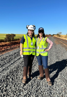 Colaborador segurando uma ferramenta de costas mostrando a logo da DR Construtora