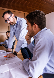 Colaboradores do setor comercial estudando um projeto