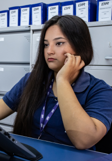 Funcionária da DR Construtora concentrada em seu serviço