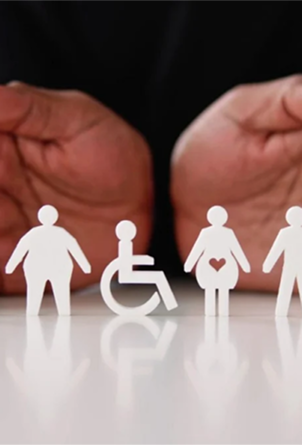 Colaboradora conversando assuntos importantes ao seu telefone fixo