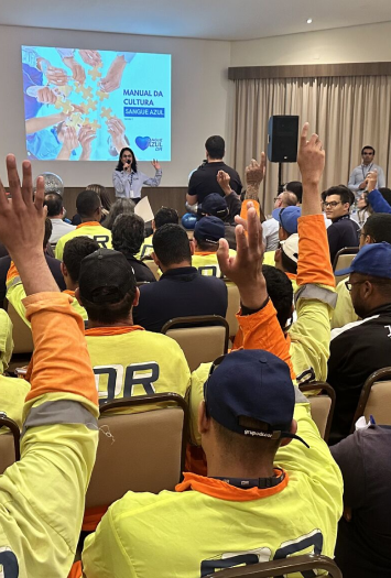 Colaboradora conversando assuntos importantes ao seu telefone fixo