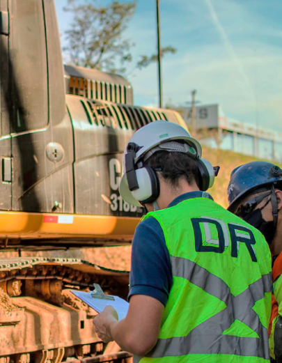 Equipe da DR Construtra fazendo boa ação para a comunidade local distribuindo comida.