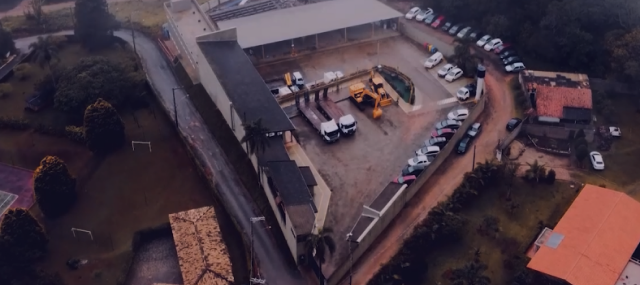 Colaborador em meio a obra de um olhando para o horizonte, vestindo uniforme da DR Construtora