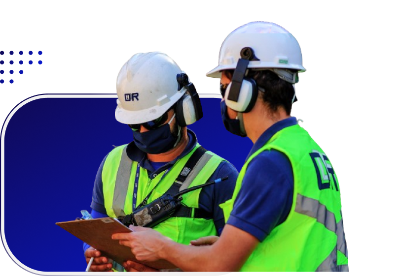 Engenheiros de campo analisando projeto em uma prancheta